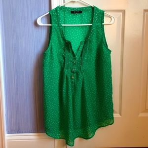 Green sleeveless blouse w/ white/grey detail